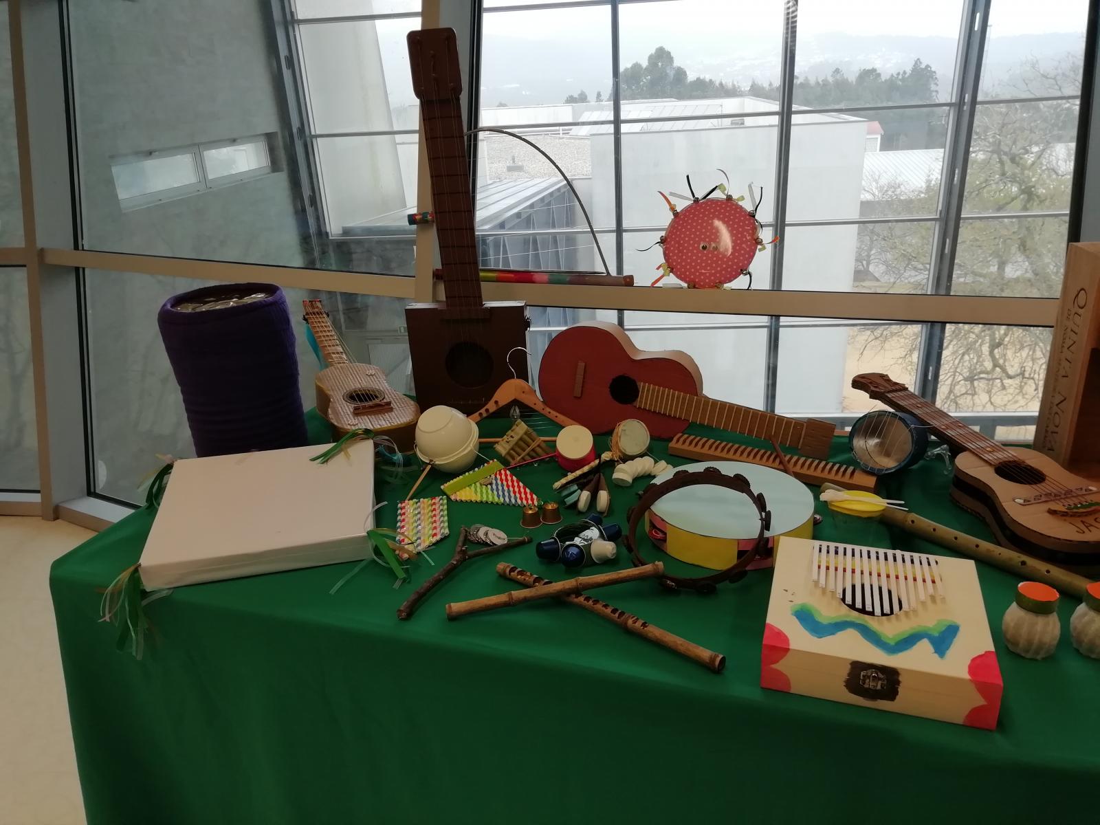 Exposição de Instrumentos musicais com materiais reciclados